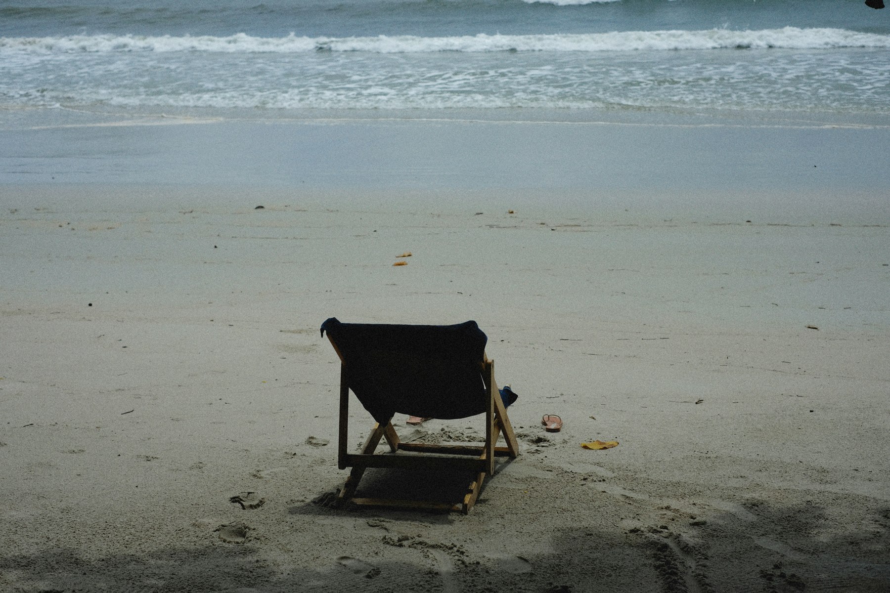 Una silla frente al mar