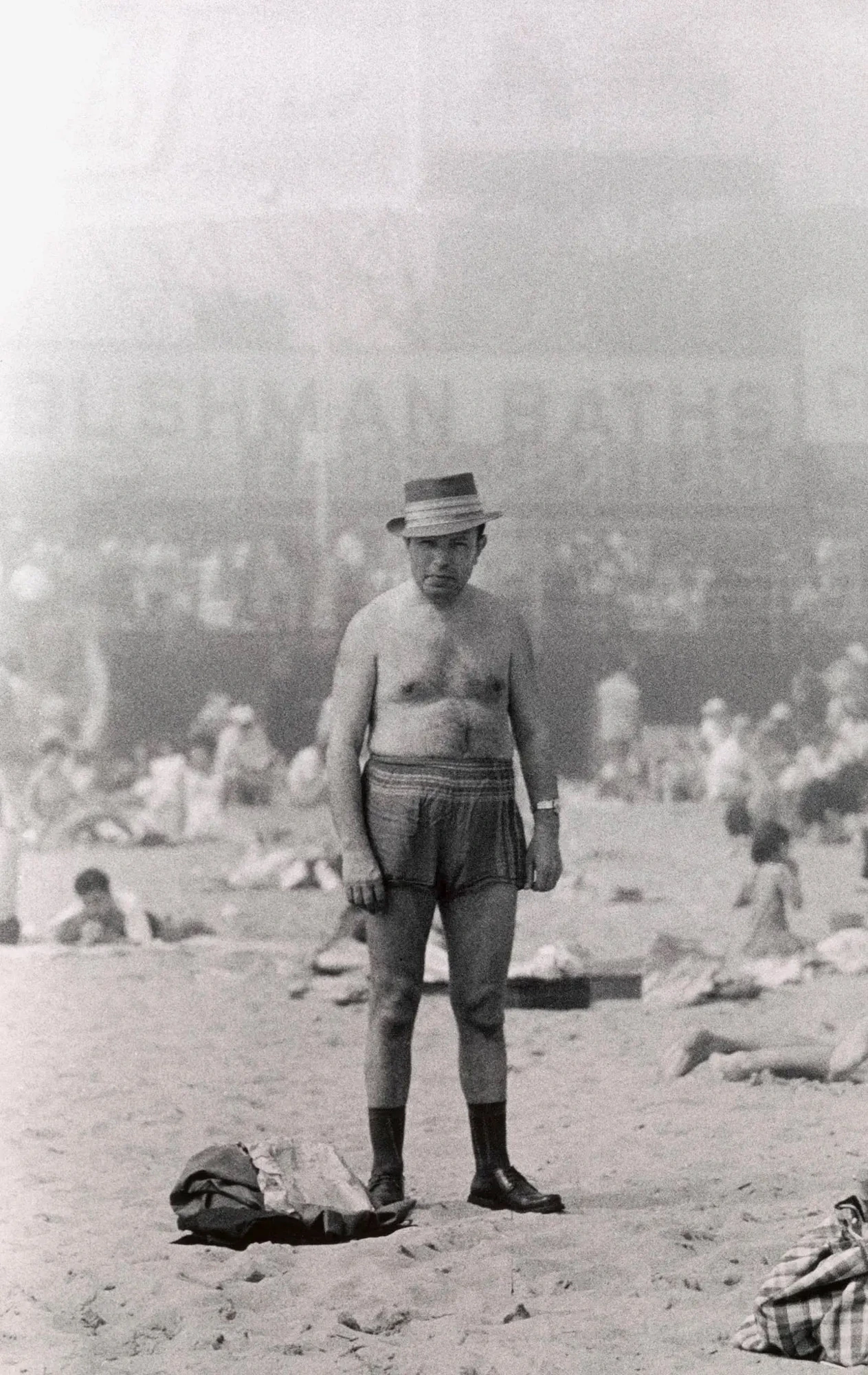 Hombre en una playa, fotografiado por Diane Arbus
