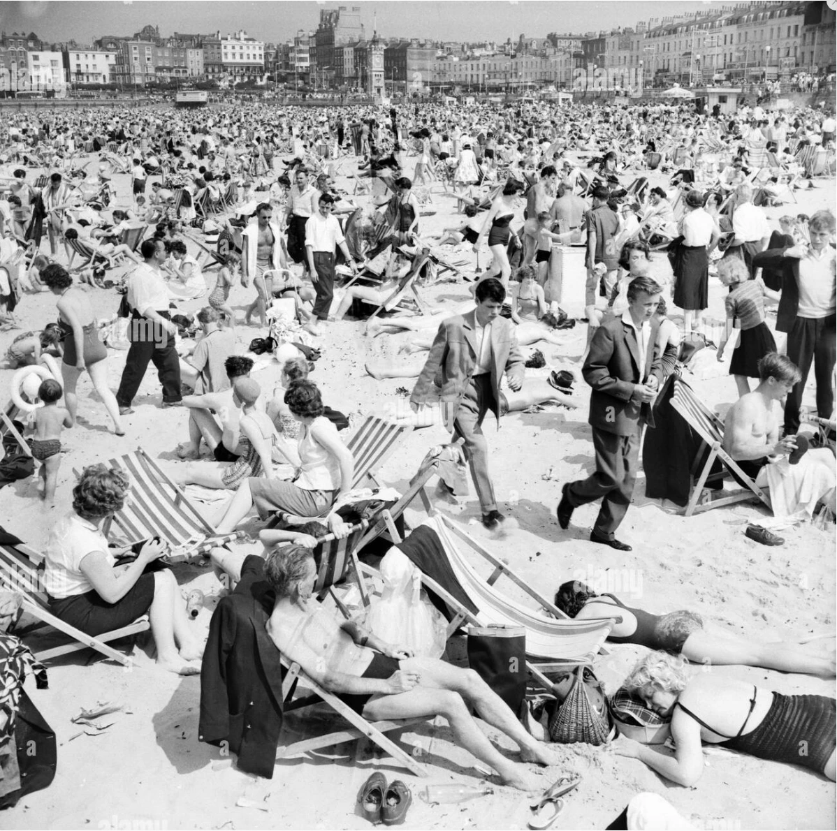 Una multitud de veraneantes en una playa