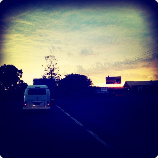 Ruta al atardecer, fotografiada con colores intensos